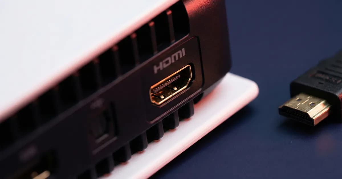 Κοντινή λήψη θύρας HDMI PlayStation 5 σε navy blue επιφάνεια με επαγγελματικό φωτισμό