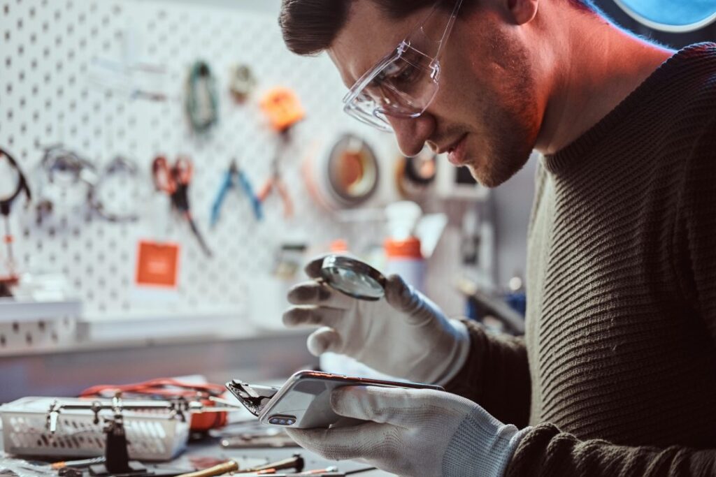 electronic-technician-repair-damaged-smartphone-in-the-workshop.jpg